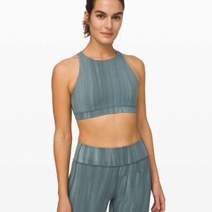 Lululemon Energy Bra *High Neck
Linear Spray Dye White Deep Ocean